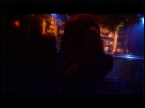 一名女子在纽约哥特风格的夜总会跳舞。视频下载