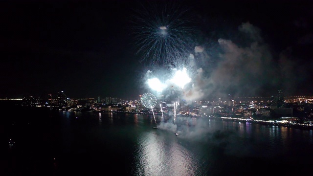 无人机在芭堤雅国际烟花节夜间飞行的鸟瞰图视频素材