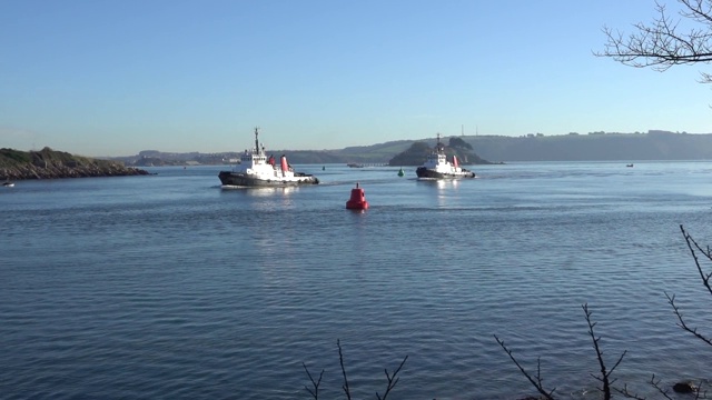 英国普利茅斯塔玛河上的两艘拖船。视频下载