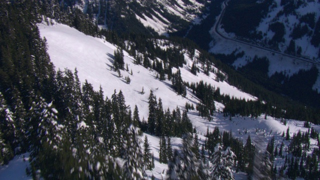 大雪覆盖着森林地区的山顶。视频下载