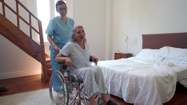 在托儿所，护士推着轮椅上的女人视频素材
