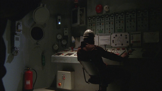 一个工程师坐在一艘船的控制室里。视频素材