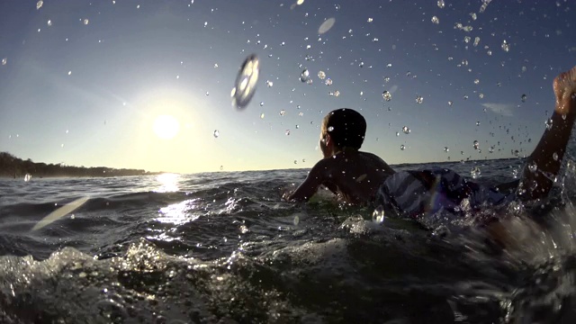 滑板/在海滩，大海，冲浪，冲浪视频下载