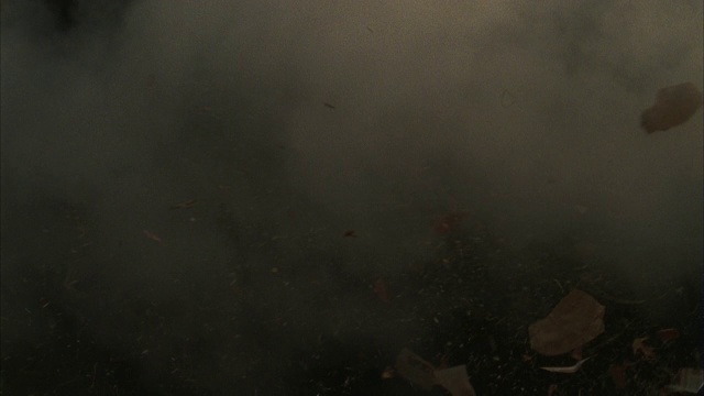 龙卷风时，碎片和烟雾在空中飞舞。视频素材