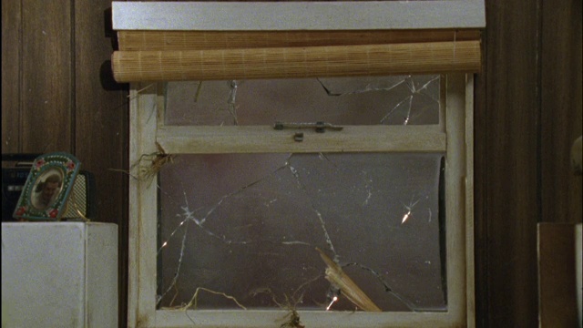 龙卷风的碎片穿过厨房的窗户，掀开了遮阳板。视频素材