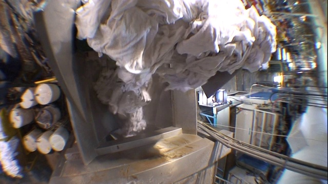 蒸汽从洗衣箱里冒出来。视频下载