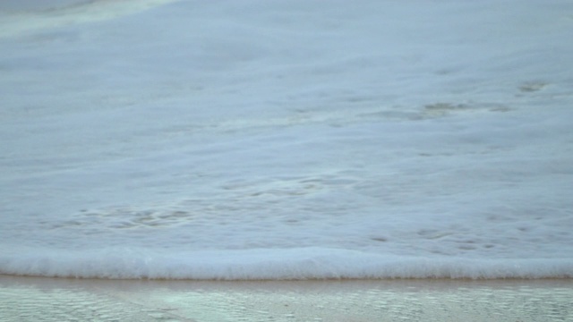 海浪和冲浪在桑迪海滩，瓦胡岛，夏威夷。——慢动作视频素材