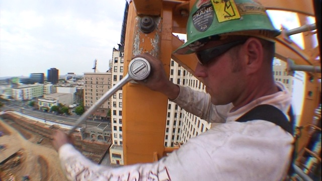 建筑工人在塔吊上使用手工工具。视频下载