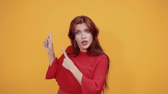 红头发的女人穿红色的衣服显示了一些有趣的顶部视频下载