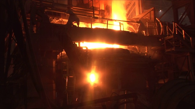 炼钢厂的炉子加热钢。视频素材