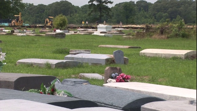 长墓碑和坟墓的特点是一个大墓地。视频下载