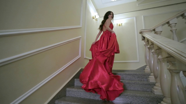 穿着红色裙子的漂亮女人。时尚和风格概念。视频下载