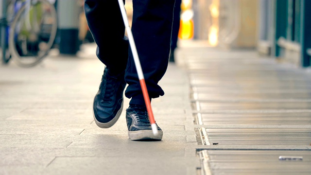 近距离观看盲人拄着拐杖在城市中行走。障碍、技能的自治权视频素材
