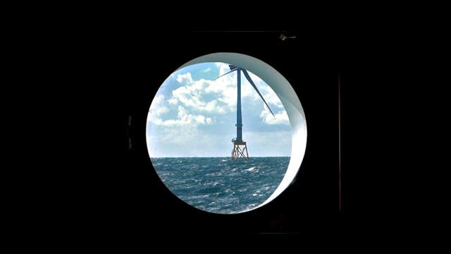从帆船上看近海风力涡轮机真圆窗视频素材