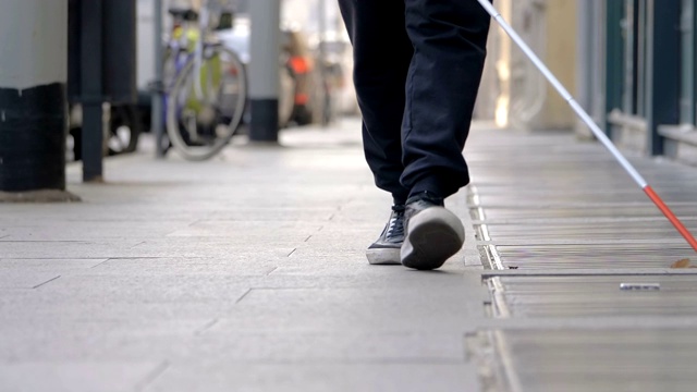 一个盲人走在城市的人行道上。自主权,障碍视频素材