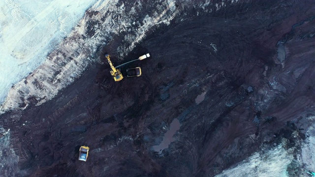 放大在煤矿里工作的挖掘机视频素材