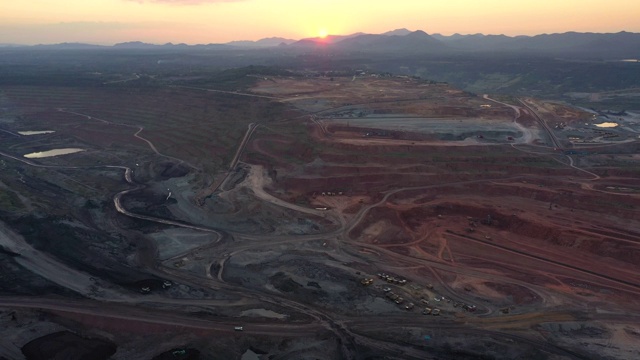 褐煤煤矿日落时鸟瞰图视频素材