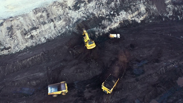 煤矿作业的挖掘机和卡车鸟瞰图视频素材