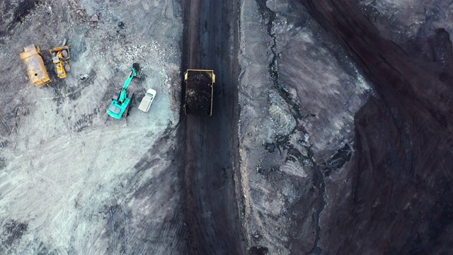 煤矿作业卡车的跟踪镜头视频素材