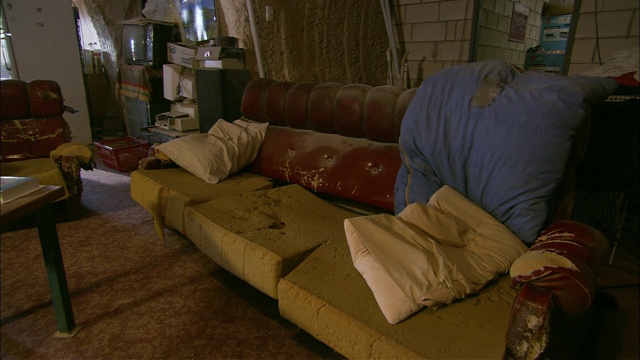 肮脏的沙发上放着枕头。视频素材