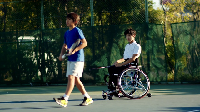 SLO MO广角拍摄的青少年适应性运动员打网球视频下载