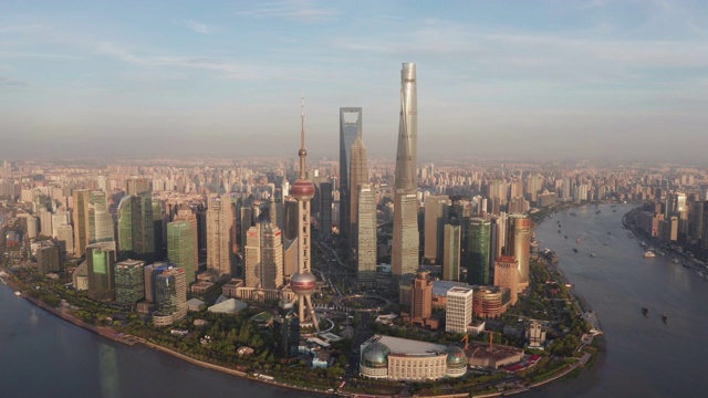 白天无人机拍摄的上海城市天际线，中国4k视频视频素材