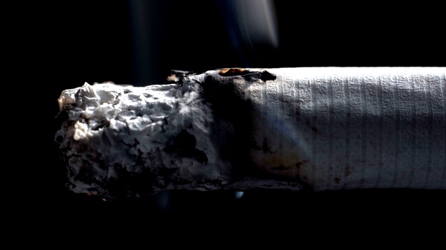 黑色背景下燃烧的香烟的宏镜头视频下载