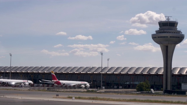 4k全景马德里-巴拉哈斯阿道夫Suárez机场卫星终端在西班牙马德里。飞机在终点站等待登机。视频下载