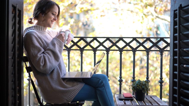 在阳台上喝着咖啡醒来的女人视频下载
