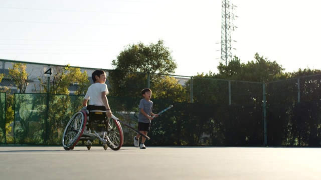 SLO MO广角镜头的适应性网球运动员打双打视频下载
