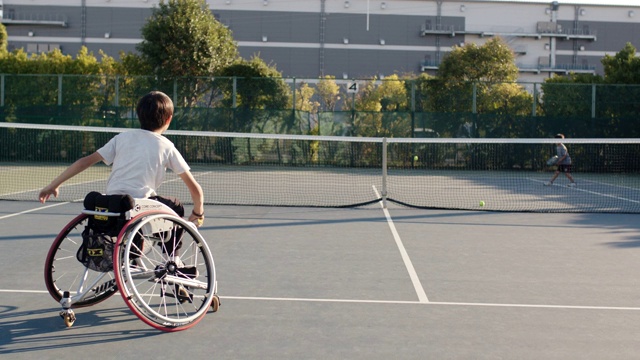 适应性网球运动员发球的广角镜头视频下载