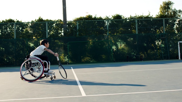 SLO MO广角拍摄的青少年网球运动员发球视频下载