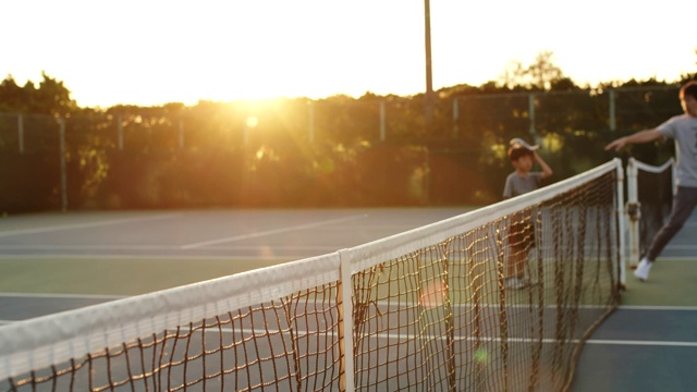 SLO MO中景拍摄的适应性网球运动员握手后结束了一场比赛视频素材