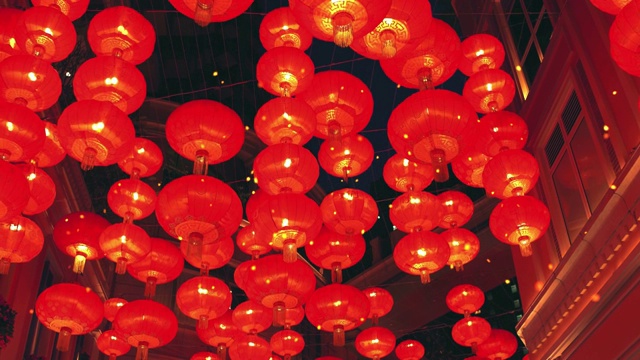 沿着城市街道，红色的中国灯笼升到空中视频下载