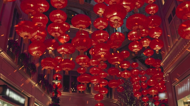 沿着城市街道，红色的中国灯笼升到空中视频购买