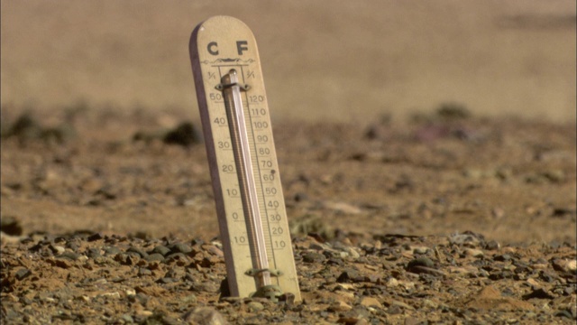 沙漠中的温度计显示高温。视频下载