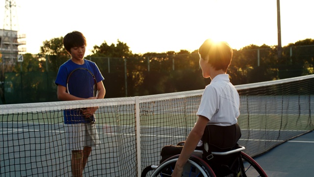 SLO MO广角拍摄的两个朋友交谈中心球场后，一场网球比赛视频下载