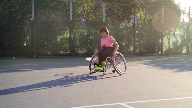 追踪拍到的是一名少女网球适应性运动员视频素材