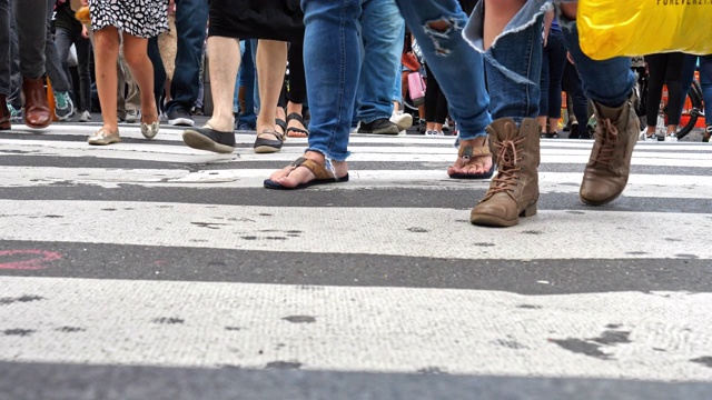 美国纽约时代广场繁忙的人行横道视频素材