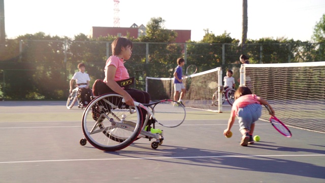 追踪拍到的是一名少女网球适应性运动员视频素材