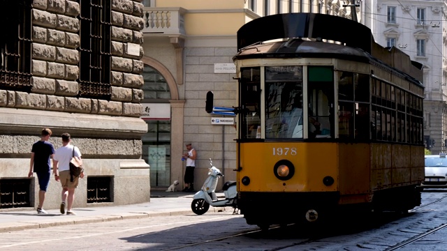 4k米兰有轨电车。对游客和当地人来说，这是一种干净、简单、环保的方式。经典复古的金色轿车视频下载