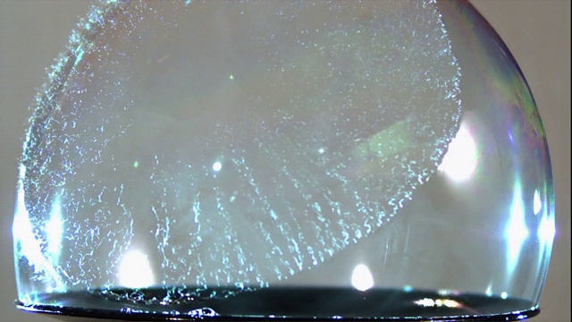 气泡分解成水的微粒。视频下载