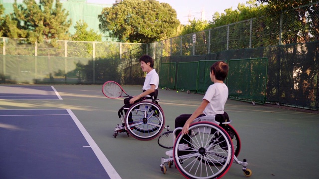 两名网球选手打双打的广角镜头视频素材