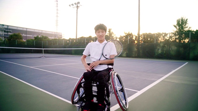 广角跟踪到一个网球运动员的中间肖像视频下载