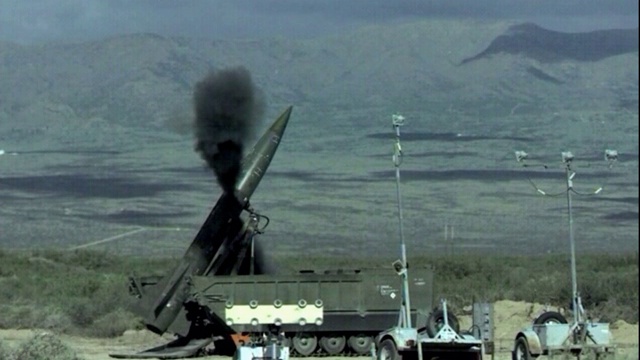 一枚火箭在沙漠中升空。视频下载
