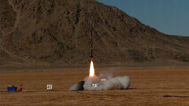 火箭从沙漠中发射。视频下载