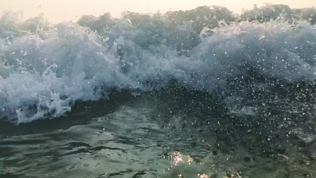 120帧/秒慢动作海洋白色海浪冲向相机，印度果阿视频下载