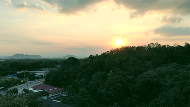Rachaburee日落的高空拍摄。视频素材