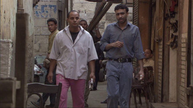 行人穿过埃及城市的一条小巷。视频下载