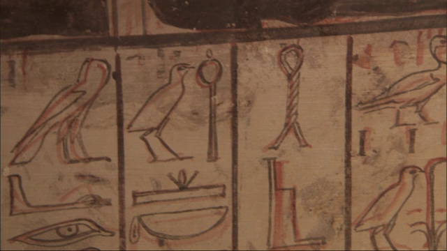 一幅壁画描绘了埃及人物和象形文字。视频下载